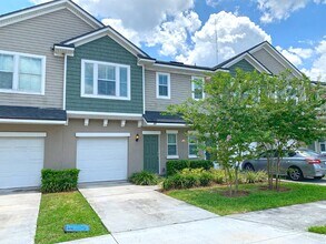 Building Photo - Moultrie Village Townhome with two ensuite bedrooms!