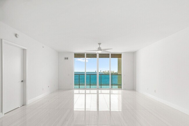 Building Photo - 2650 Lake Shore Dr