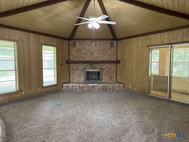 Building Photo - 700 Cedar Oaks Ln