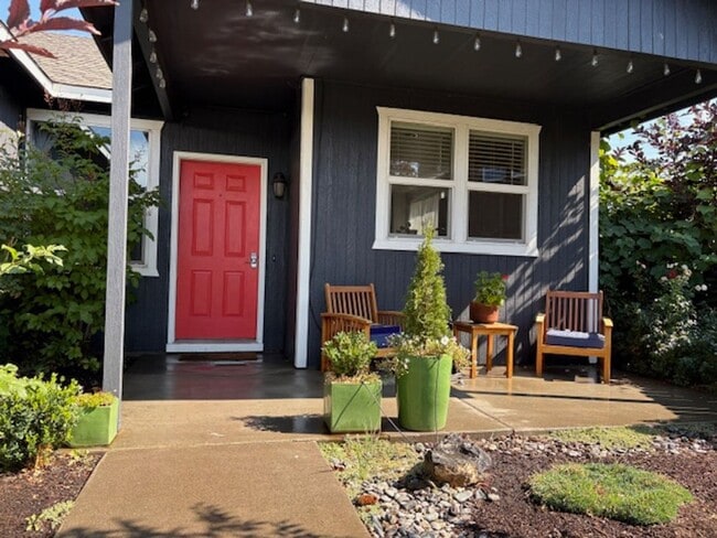 Building Photo - Single level home located in Redmond!  RV ...