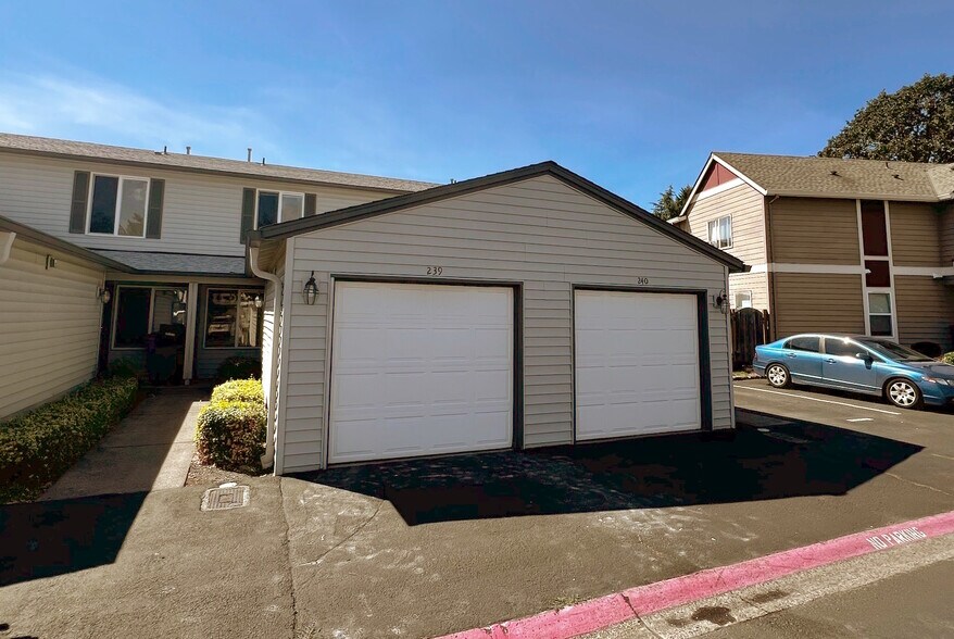 Building Photo - 4000 NE 109th Ave