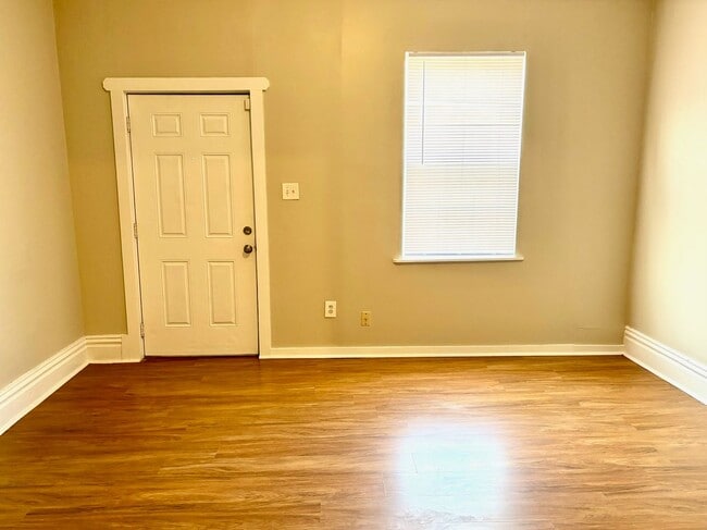 Building Photo - Spacious 4 bedroom in Portland- Section 8 ...