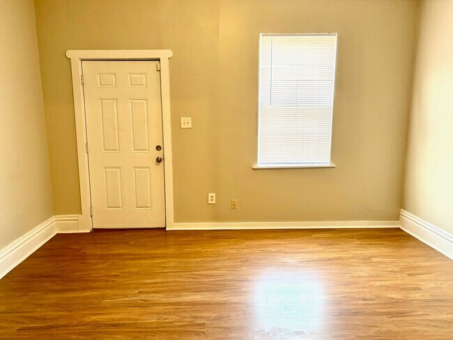 Building Photo - Spacious 4 bedroom in Portland-Section 8 Accepted **1/2 off first months rent**