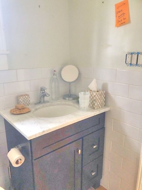 Full bath 2nd Floor - 512 13th St NW