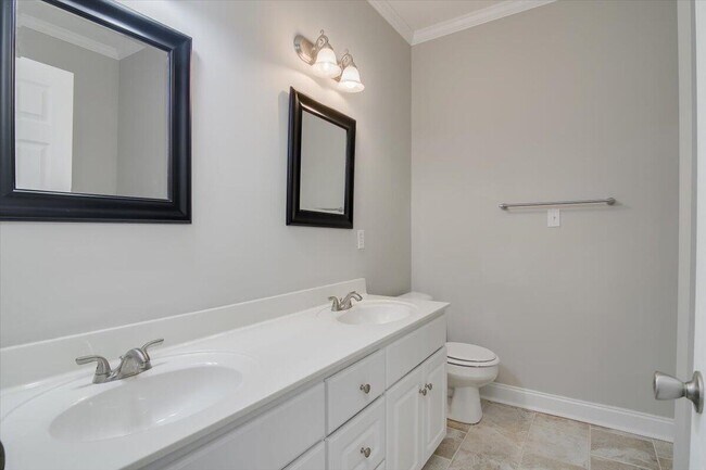 Building Photo - 702 Lakeside Landing Ct