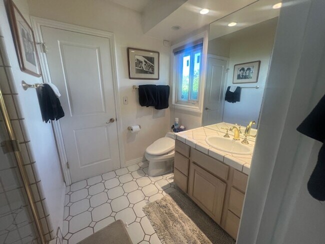 Building Photo - Beautiful One Level, 3 Bedroom, 3 Bathroom Tarzana Pool Home for Lease!