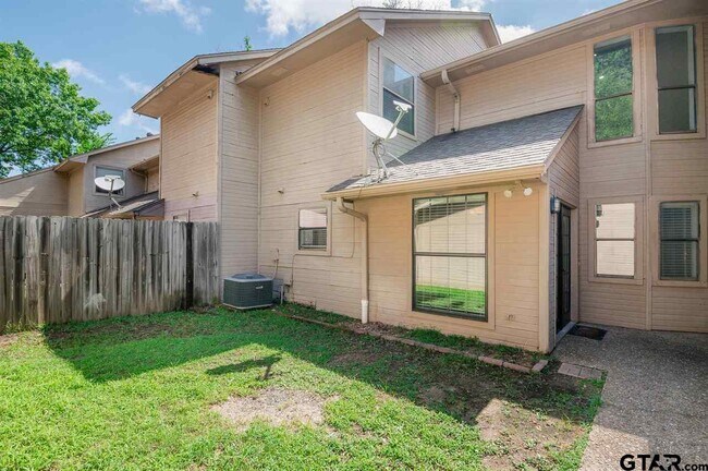 Building Photo - 5825 Hollytree Dr