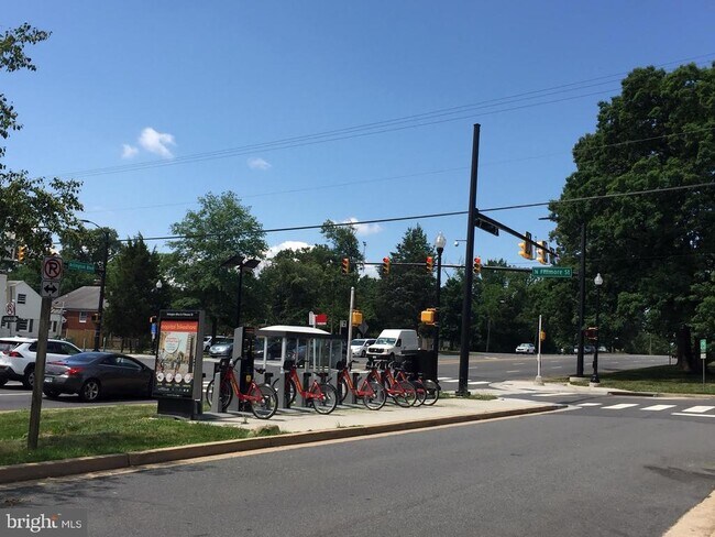 Building Photo - 2803 Arlington Blvd