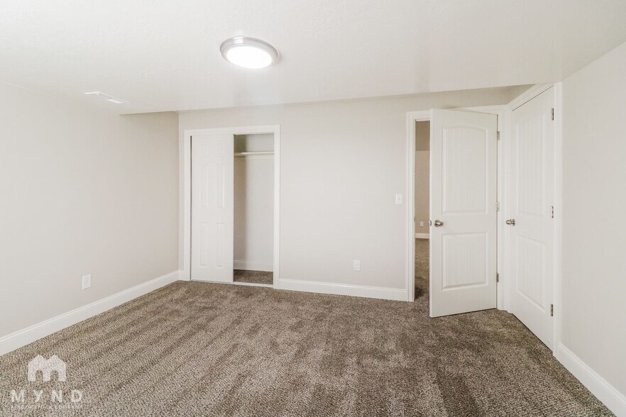 Building Photo - 2251 E Maple Dr