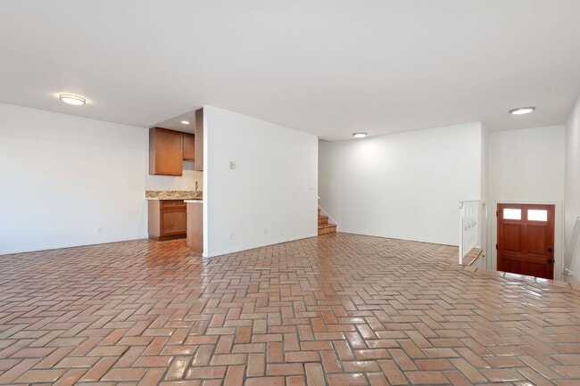 Building Photo - This wonderful East Beach Townhome Awaits!