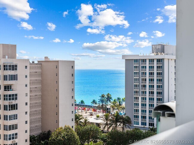Building Photo - 3101 Bayshore Dr