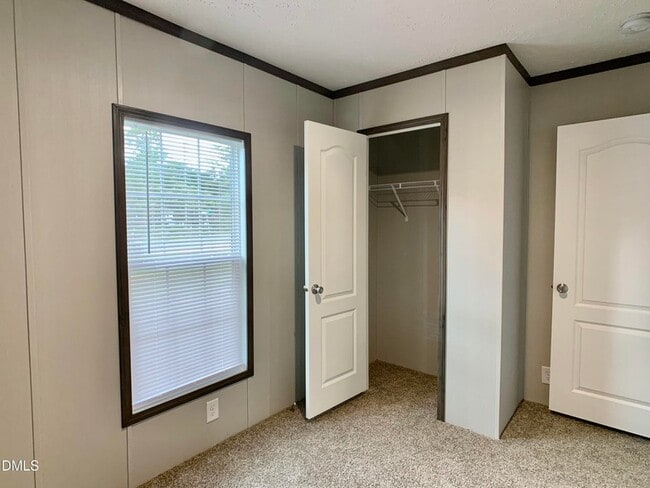 Building Photo - 553 Country Ln