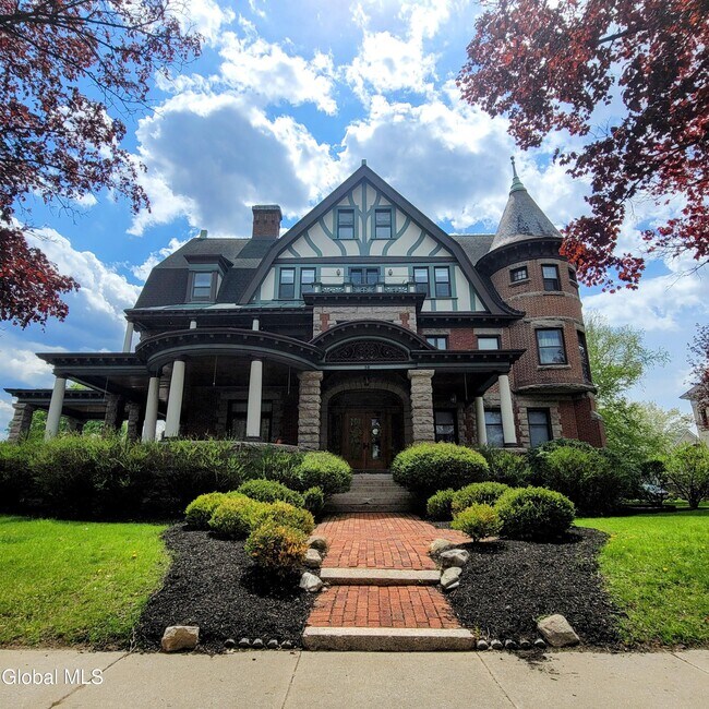 Building Photo - 56 Union Ave