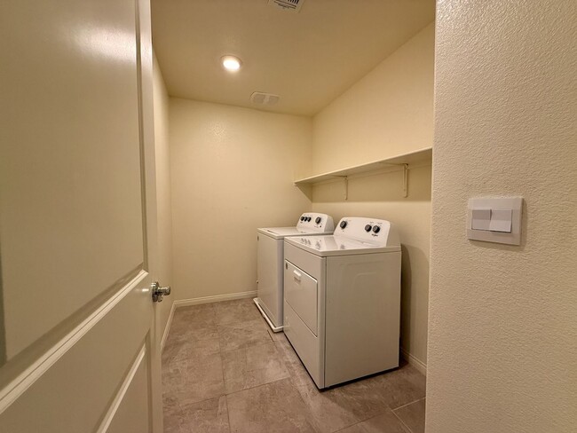 Building Photo - NEWLY UPGRADED 3 BED 2.5 BATH 2 CAR GARAGE...