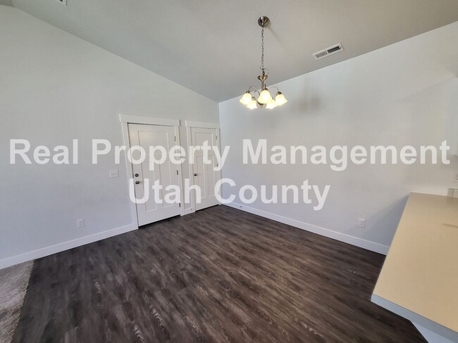 Building Photo - Small Pet Friendly Lehi Condo