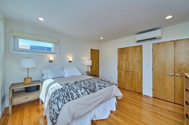 Building Photo - 13 Clary St
