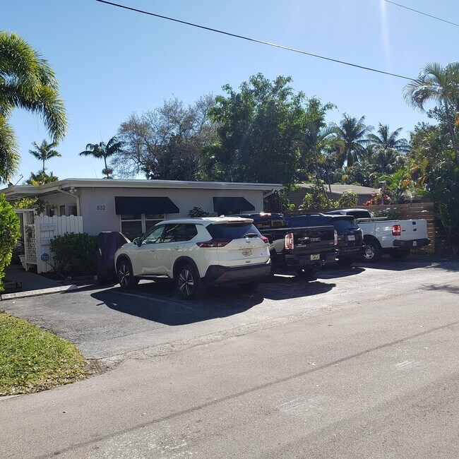 Building Photo - 832 NE 16th Ter