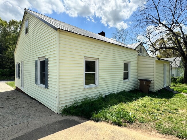Building Photo - 2/1 with extra space in Uptown Shelby, NC