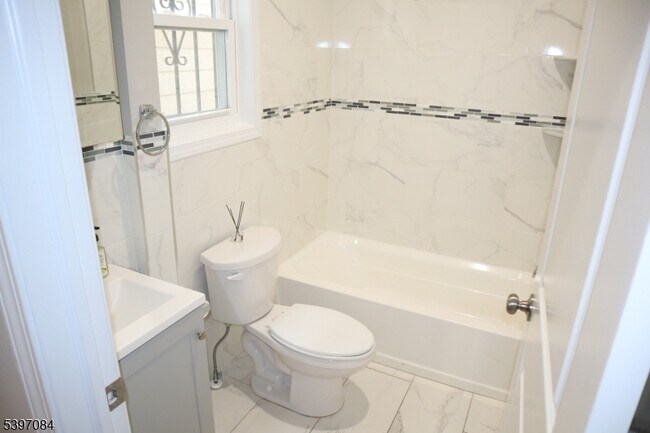 Building Photo - 154 Garside St