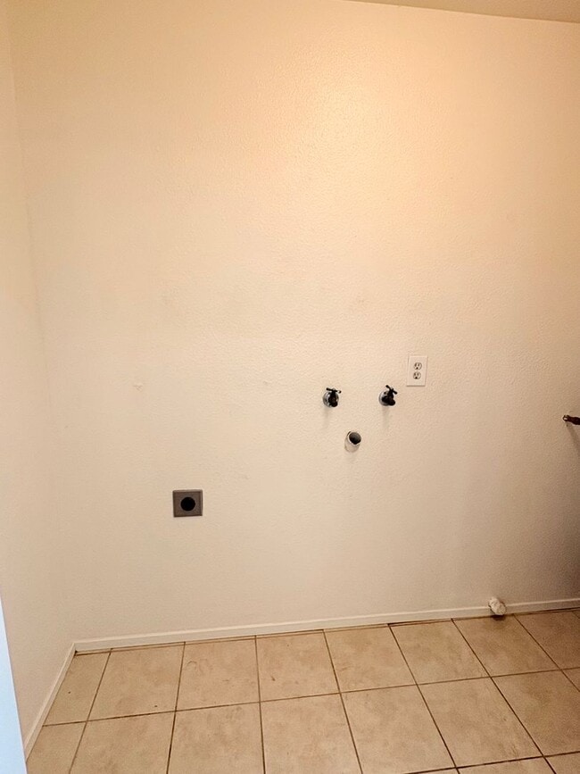 Building Photo - 3 bedroom Townhouse in a gated community