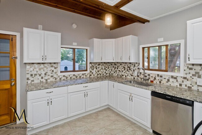 Building Photo - Single Family Home just minutes away from E. Longmeadow!