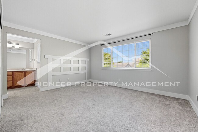 Building Photo - Spacious Home with Central AC and Washer/D...