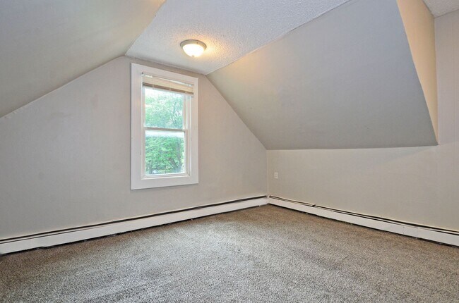Building Photo - Updated 1-Bedroom Unit - Available Now!