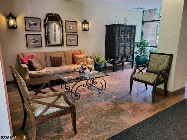 Building Photo - 300 Main St