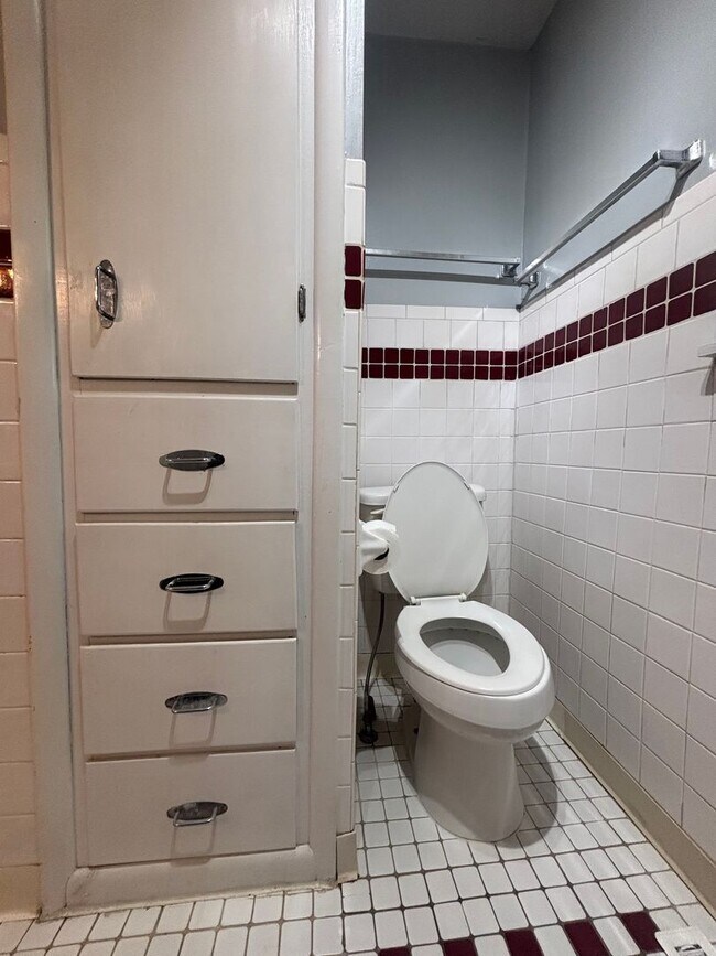 Building Photo - Come see this 4 Bedroom 2 Bathroom House!