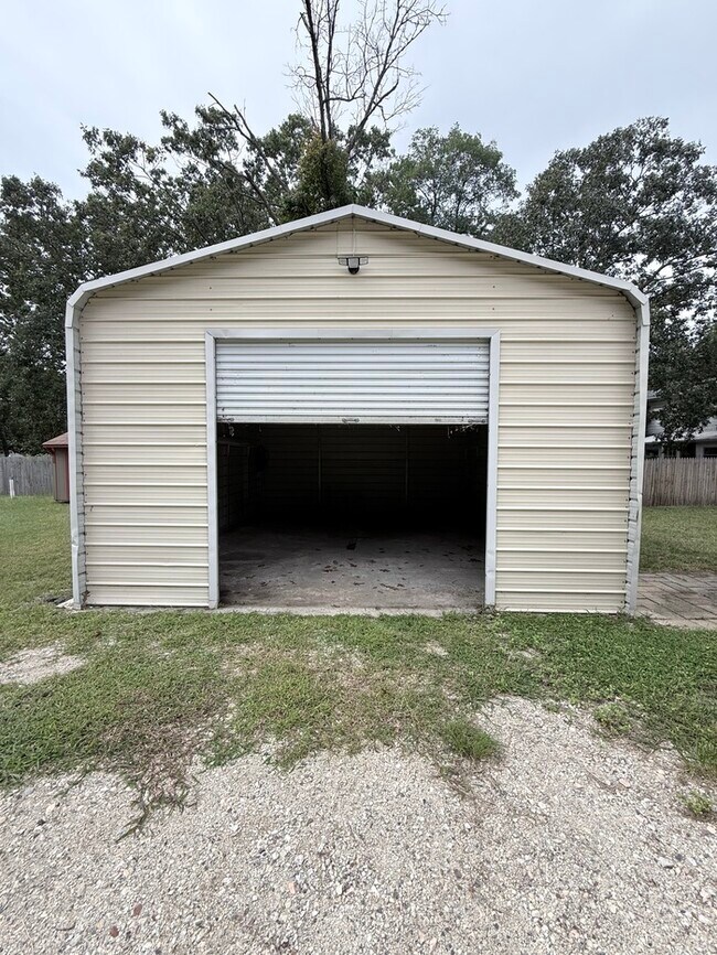 Building Photo - 2502 Range Rd