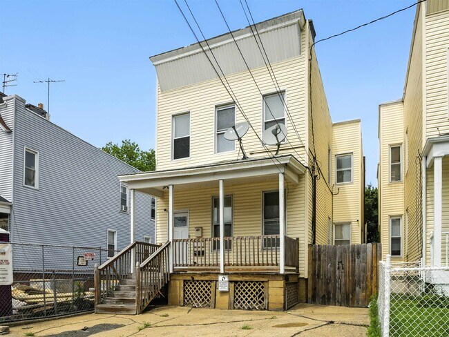 Building Photo - 32 Gardner Ave