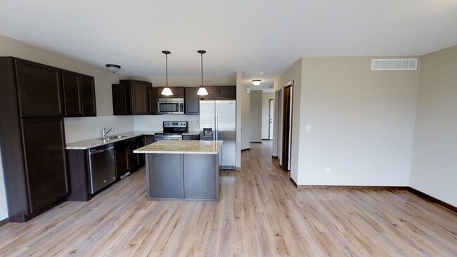 Building Photo - Luxury Townhome