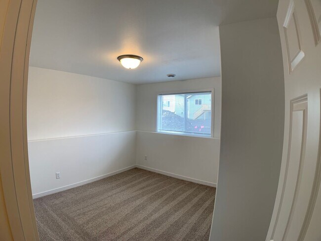 Building Photo - 3 Bed 2.5 Bath Single Family Home