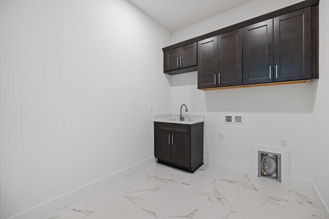 Building Photo - Brand New spacious 4bd/3.5bth Sarasota Hom...
