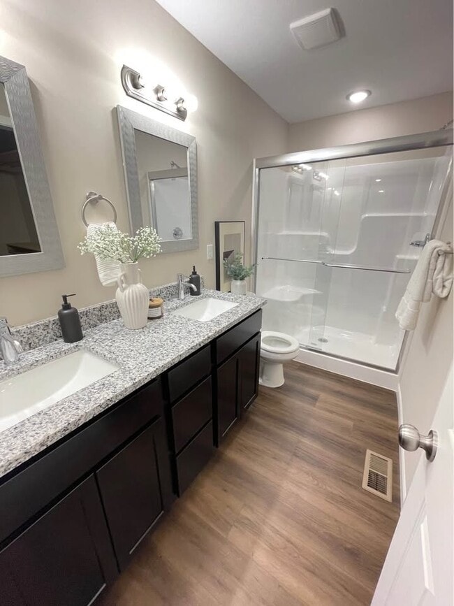 Building Photo - 9279-9281 N Fox Pointe Ct