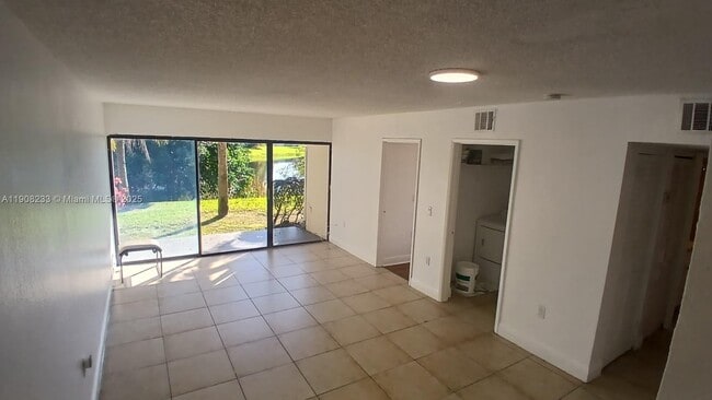 Primary Photo - 1562 Lake Crystal Dr