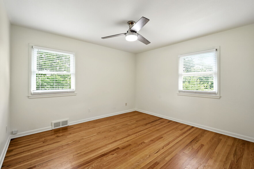 Building Photo - 303 S.W. Pinnell Dr