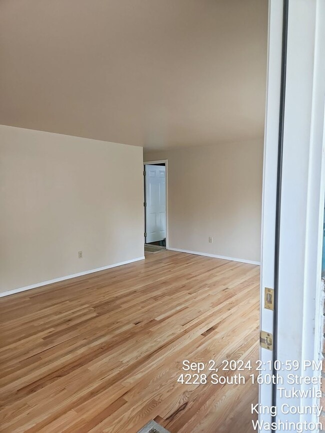 Building Photo - Tukwila/SeaTac daylight rambler - large home for rent - 4 bedrooms 2 bathrooms with 2 kitchens - ...