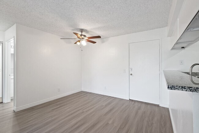 Building Photo - Great Sylmar Location-Upgraded 2/2 Apartment