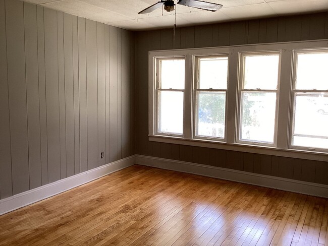 Building Photo - 5 bedroom single family home