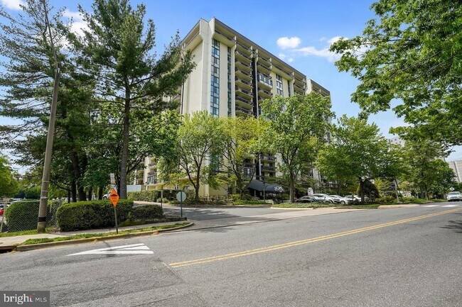 Building Photo - 5300 Holmes Ln