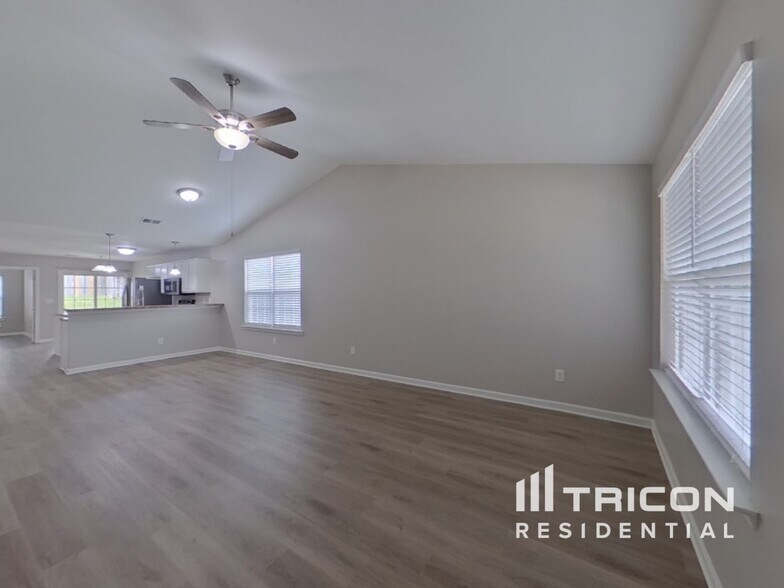 Building Photo - 158 Bonhomme Cir
