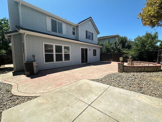 Building Photo - Gorgeous 3 Bed / 2.5 Bath Home in Desirabl...