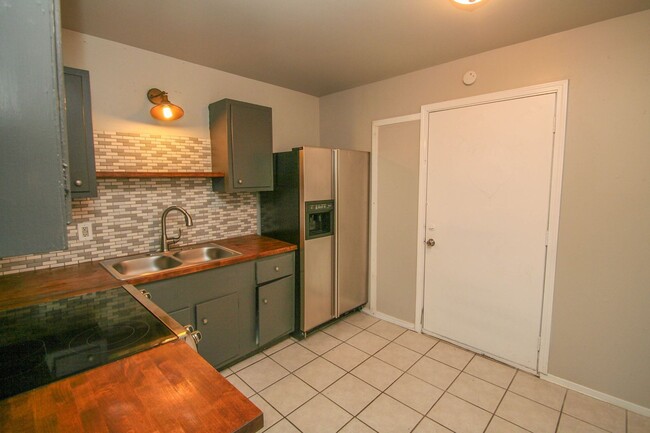 Building Photo - 1310 N Irvington Ave