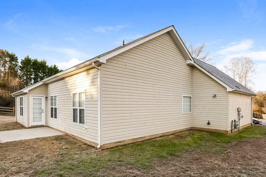 Building Photo - 1039 Sandy Point Dr SW