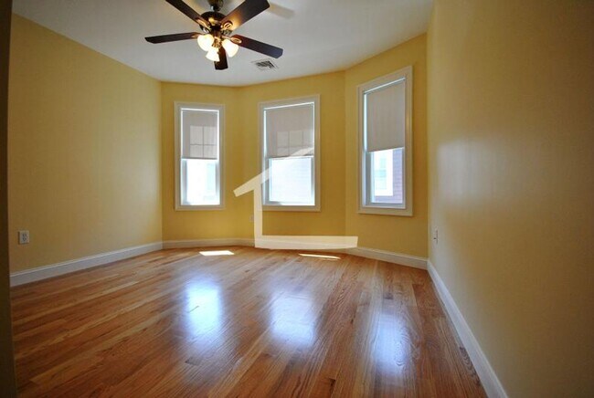 Building Photo - Charming 3 Bedroom-No broker fee