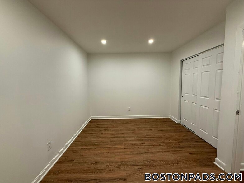 Building Photo - 20 Hubbard Park Rd