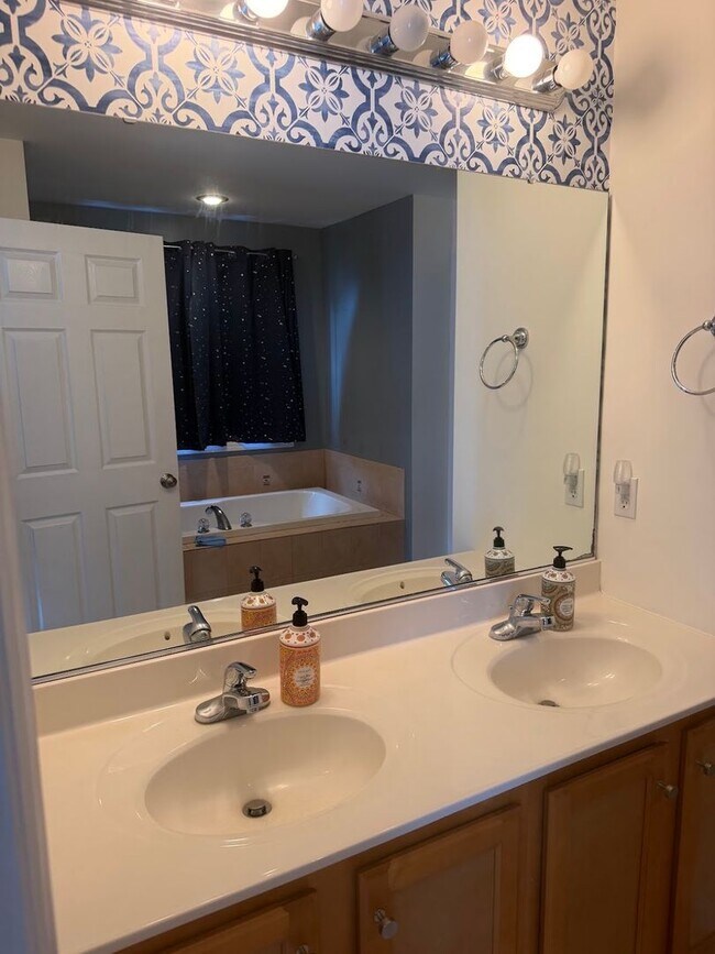 Building Photo - Beautiful 5 Bedroom, 3.5 Bathroom Home for Rent