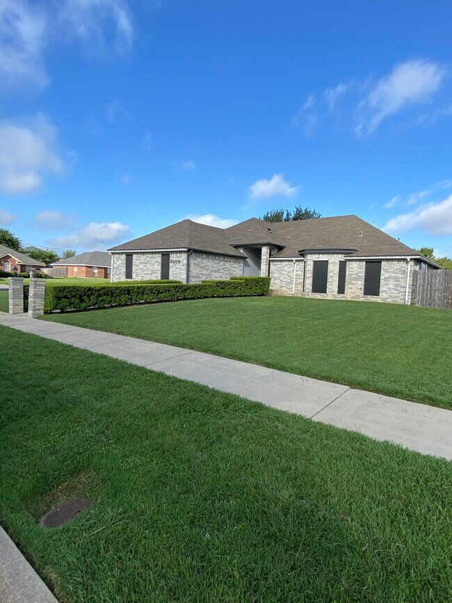 Building Photo - 5009 Chad Dr
