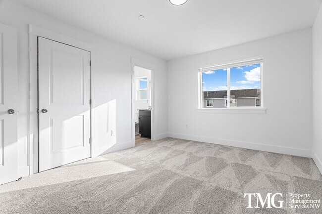 Building Photo - 977 Creer Way